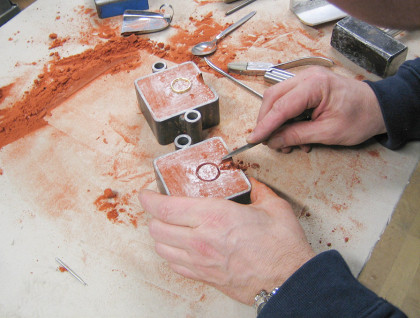 Trauringe giessen - Der Einguss, der einen Giessschale wird geformt.