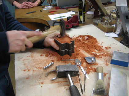 Trauringe giessen - Die zweite Giessschale ist auf der ersten mit dem Ringpositiv in der Mitte. Die zweite Schale wird mit Sand aufgefüllt.