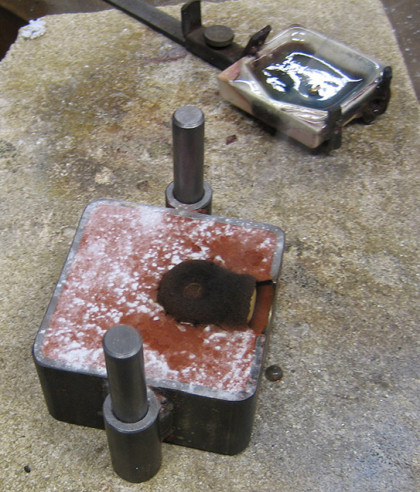 Trauringe giessen - Die eine Hälfte der Gusschale mit dem gegossenen Ring.