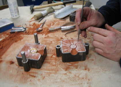 Trauringe giessen - Die Luftkanäle werden gezogen. Durch diese kann die Luft während dem Giessvorgang entweichen.