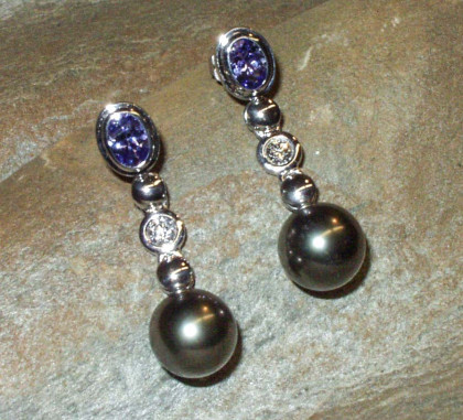 Ohrschmuck - Ohne Ecken und Kanten - Weissgoldohrhänger (beweglich) mit Tansaniten, Brillanten und Tahitiperlen (Anfertigung)