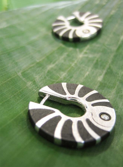 Ohrschmuck - Scharnierkreolen in Weissgold mit Ebenholzeinlage und Brillanten