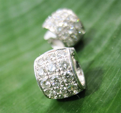 Ohrschmuck - Klein, fein und edel - Kappkreolen aus Weissgold mit 30 Brillanten (total 0.85 ct tw si)