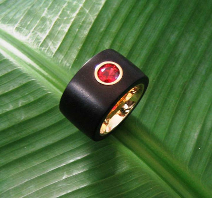 Ringe - Ebenholzring mit Gelbgold und rotem Spinell